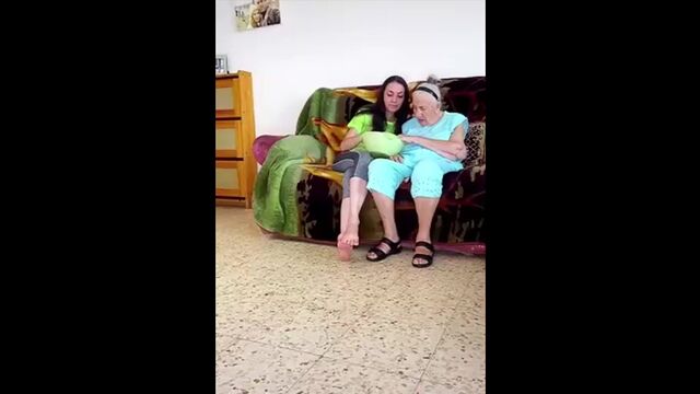 Бабушка видимо не первый раз)