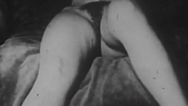 Две обнаженные телочки ублажают друг друга (винтаж 1930-х)