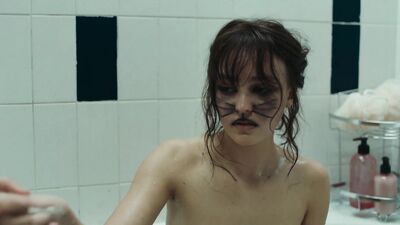 Голая Lily-Rose Depp