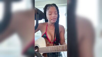 Голая Halle Bailey