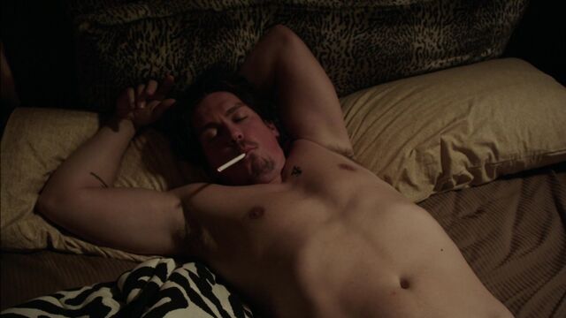 Steve Howey in Shameless US S01E01