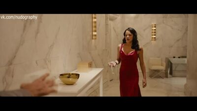 Декольте Мишель Родригес (Michelle Rodriguez) в фильме "Форсаж 7" (Furious 7, 2015, Джеймс Ван)