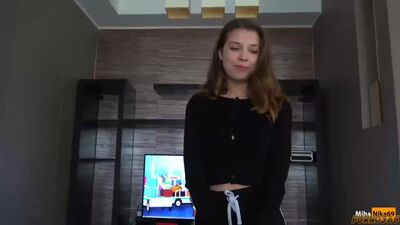 Сестра уговаривает брата на кекс
