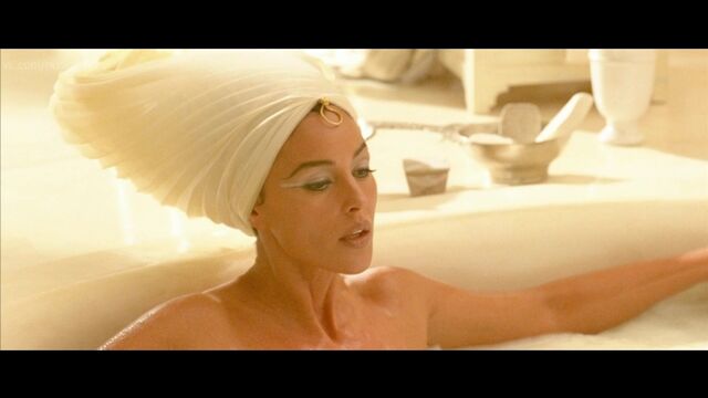 Моника Беллуччи (Monica Bellucci) голая - Астерикс и Обеликс: Миссия Клеопатра (Astérix & Obélix: Mission Cléopâtre, 2002)