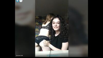 Две молодые сексуальные девушки целуются и светят бельем. Periscope. Перископ