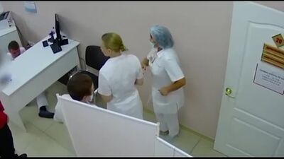 Мусульманка в хиджабе пришла на осмотр дерматолога.mp4