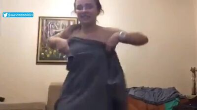 Случайно засветила грудь