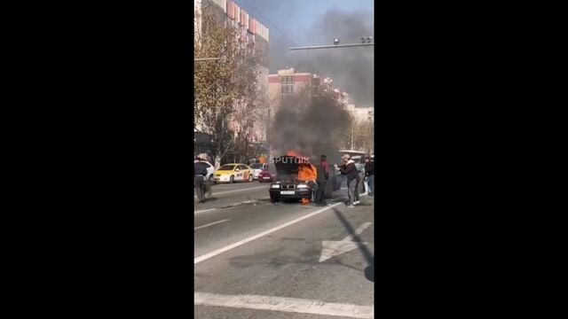 В Душанбе у поворота на базар "Корвон" загорелся автомобиль
