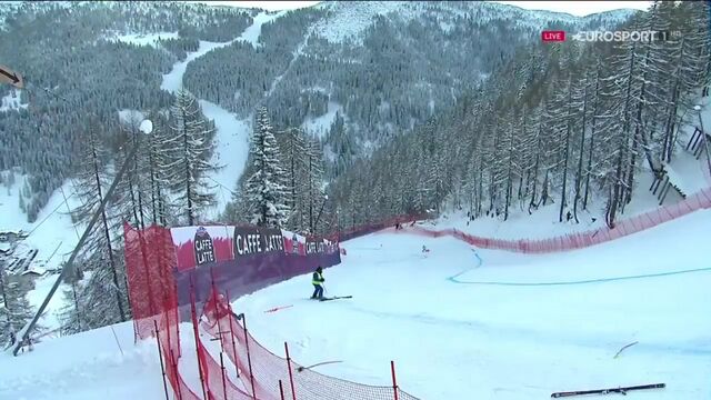 Лыжница вылетела с трассы