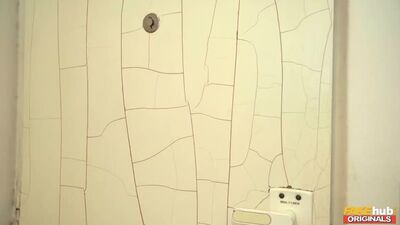 Nishchaya-kitana-lure-ublajaet-arendodatelya-chtoby-pogasit-dolg-za-kvartiru_720p.mp4