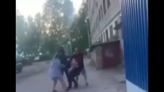 Избила и раздела парня