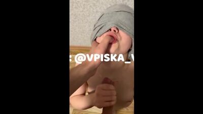 Отсосала хуй с завязанными глазами. Заставил глотать сперму на камеру. секретарша глотает сперму