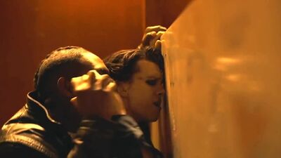 Том Холланд снялся в неоднозначной сцене секса в сериале «Переполненная комната»