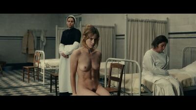 Лу де Лааж (Lou de Laâge nude scenes in "Le bal des folles" 2021)