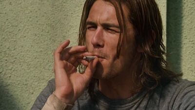 Ананасовый экспресс: Сижу, курю | Pineapple Express (01:03:28 - 01:04:57)