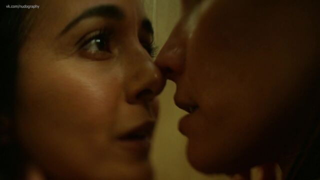 Эммануэль Шрики (Emmanuelle Chriqui), КаДи Стрикленд (KaDee Strickland) голая в сериале "Ясновидец" (Shut Eye, 2017) s02e03