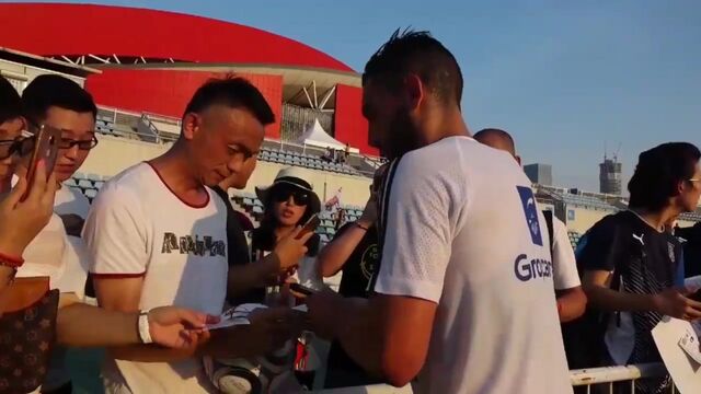 Раздача автографов после тренировки