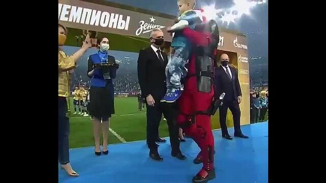 Дзюба вышел на награждение в костюме Дедпула