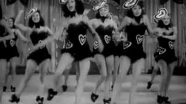 Бурлескные девушки танцуют на сцене (винтаж 1940-х)
