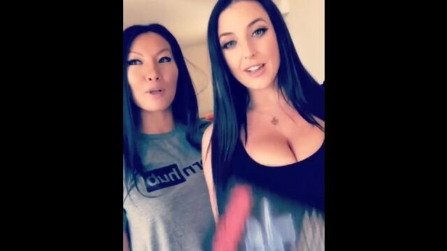 Asa Akira и Angela White рекламируют книгу