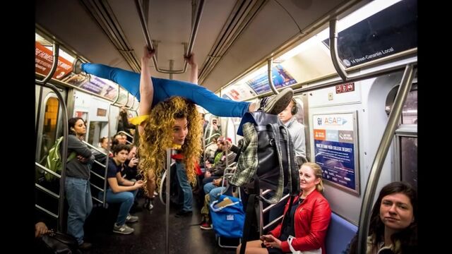 SOFIE DOSSI BREAKS THE 10 MINUTE PHOTO CHALLENGE RECORD IN NYC SUBWAY