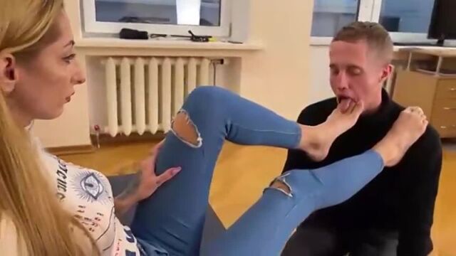 Лижет ножки русской госпоже. Footfetish porn sex, footworship. Russian