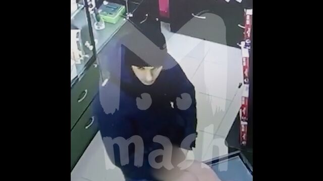 Парень опробовал игрушку прямо в секс-шопе