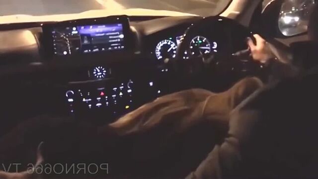 Сосет хуй в тачке. Минет в авто