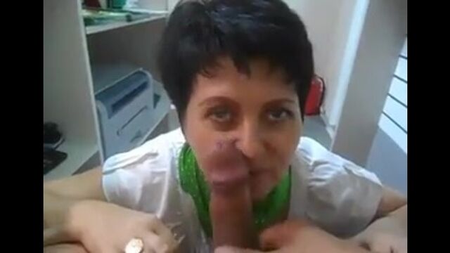 Сотрудница сбербанка оформляет кредит.mp4