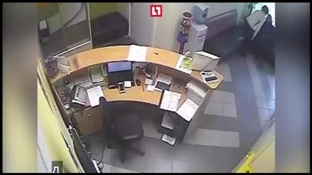 Цыганка с помощью гипноза заставила свою жертву благодарить её на коленях