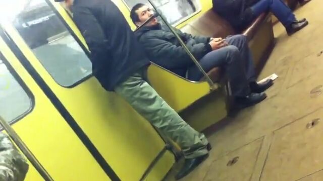 Хач дрочит в метро