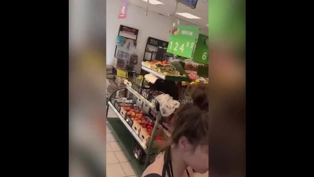 Голая девушка в магазине