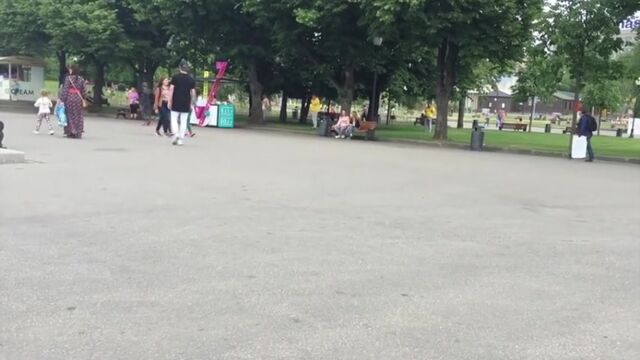Девушки показывают грудь на улице за деньги