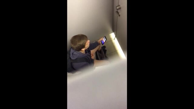 Молодой гоняет дружка в туалете ТЦ