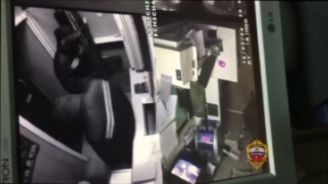 Кассир столичного обменника заставила налетчиков разбирать потолок