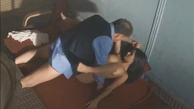 Старик подсыпает девушкам наркотики и насилует их (трахает под наркотой, ебет бухую, изнасилование в фильме)