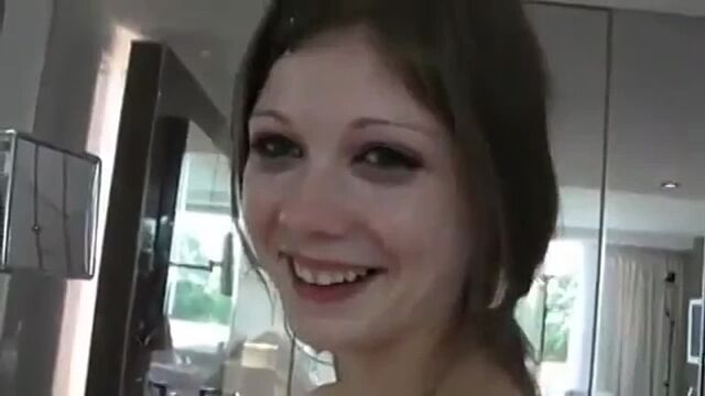 Любительница членов глотает на дому, слив шкуры