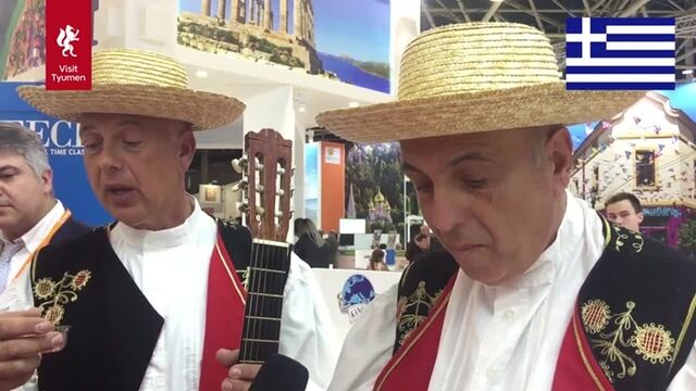 Иностранцы пробуют варенье из шишек