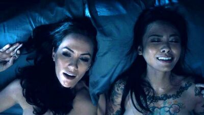 Kate Siegel, Levy Tran и Victoria Pedretti, сцены обнаженной любви
