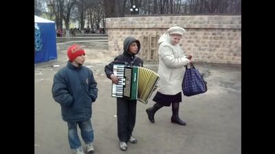 Цыганята поют на улице
