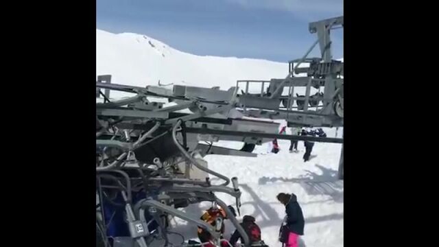 В Грузии сломался подъемник и люди с огромной скоростью полетели вниз