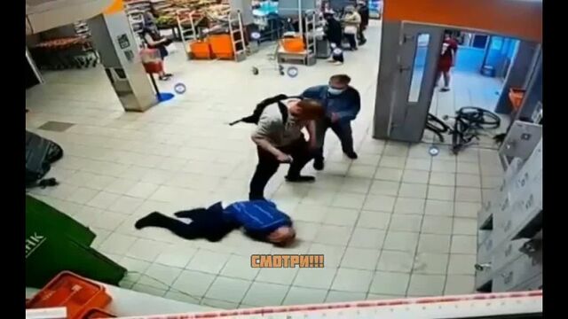 В Калининграде мужчина жестко избил охранника магазина который попросил убрать его велосипед