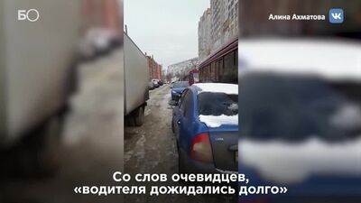 ▶ Трамваи не смогли проехать из-за припаркованной машины