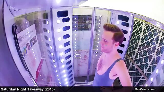 Мужская знаменитость Olly Murs с огромной выпуклостью во время реалити-шоу