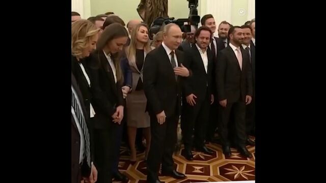 Путин рассмешил девушек