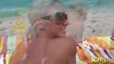 Молли Кавалли (Molly Cavalli) загорает топлес с подругой