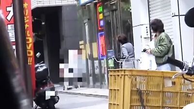 Японское публичное обнажение в стрингах бикини в Токио с японскими субтитрами