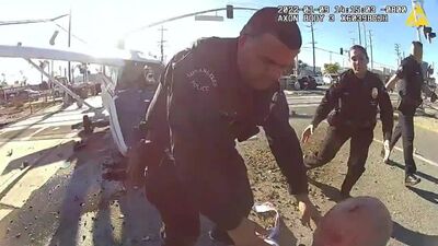Полицейские вытащили пилота из упавшего на железнодорожные рельсы самолета ровно за мгновение до того, как в него врезался поезд