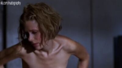 Голые актрисы в ванной в фильме "Троглодиты" (Teenage Caveman, 2001)