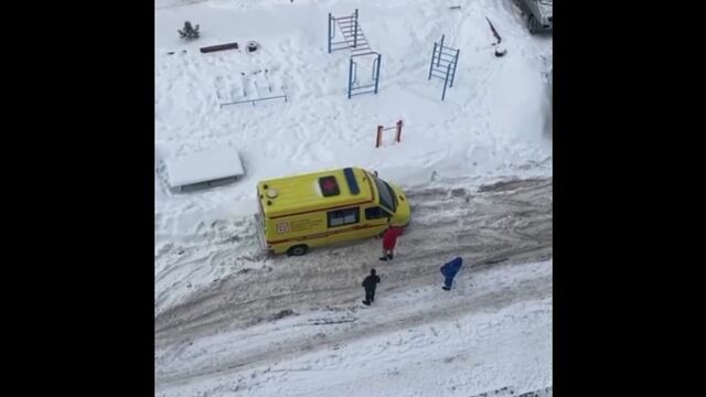 Детская скорая помощь застряла в снегу